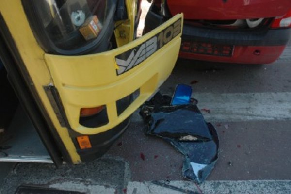 ACCIDENT SPECTACULOS în intersecţia de la Fantasio, cu două autobuze implicate! - vezi galerie FOTO